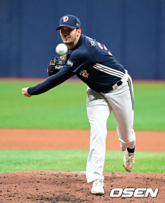 [OSEN=고척, 지형준 기자] 16일 서울 고척스카이돔에서 2025 신한 SOL 뱅크 KBO 리그 키움 히어로즈와 두산 베어스의 시범경기가 열렸다. 5회말 두산 잭 로그가 역투하고 있다. 2025.03.16 / jpnews@osen.co.kr