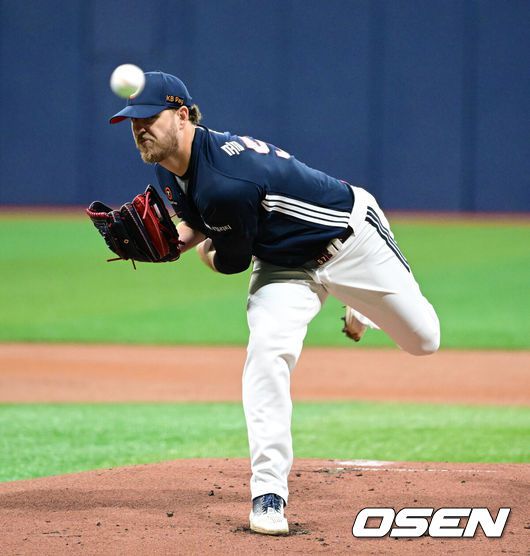 [OSEN=고척, 지형준 기자] 16일 서울 고척스카이돔에서 2025 신한 SOL 뱅크 KBO 리그 키움 히어로즈와 두산 베어스의 시범경기가 열렸다. 1회말 두산 콜 어빈이 역투하고 있다. 2025.03.16 / jpnews@osen.co.kr