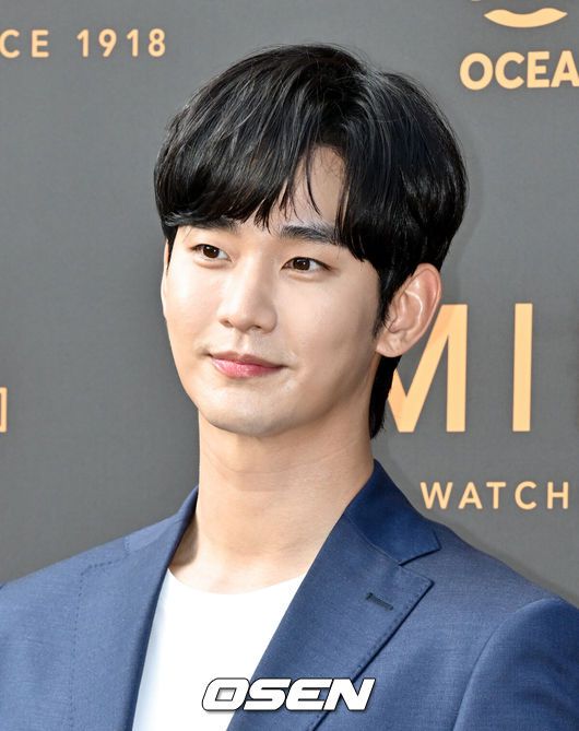 [OSEN=조은정 기자]31일 서울 강남구 한 복합문화공간에서 한 스위스 시계 브랜드 포토월 행사가 열렸다. 배우 김수현이 포즈를 취하고 있다. 2024.07.31 /cej@osen.co.kr