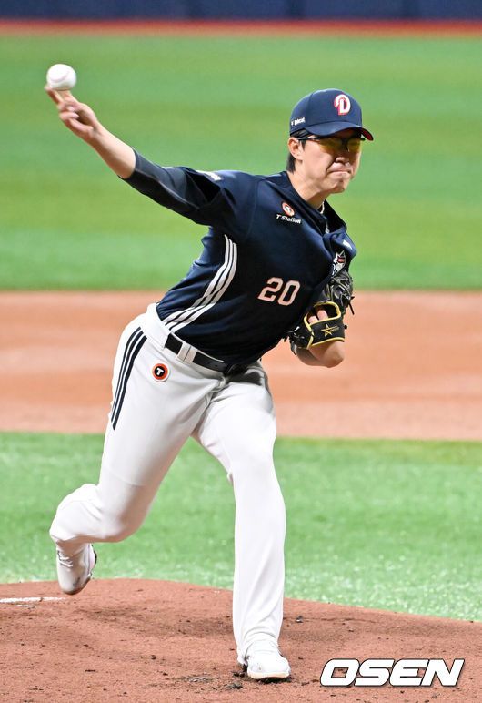 [OSEN=고척, 민경훈 기자] 15일 오후 서울 고척 스카이돔에서 2025 신한 SOL뱅크 KBO 리그 시범경기 키움 히어로즈와 두산 베어스의 경기가 열렸다.KBO리그 10개 구단은 오는 18일까지 시범경기 10경기를 소화한다. 2025시즌 개막전은 오는 22일 개최된다.두산 선발 김유성이 힘차게 공을 뿌리고 있다. 2025.03.15 / rumi@osen.co.kr