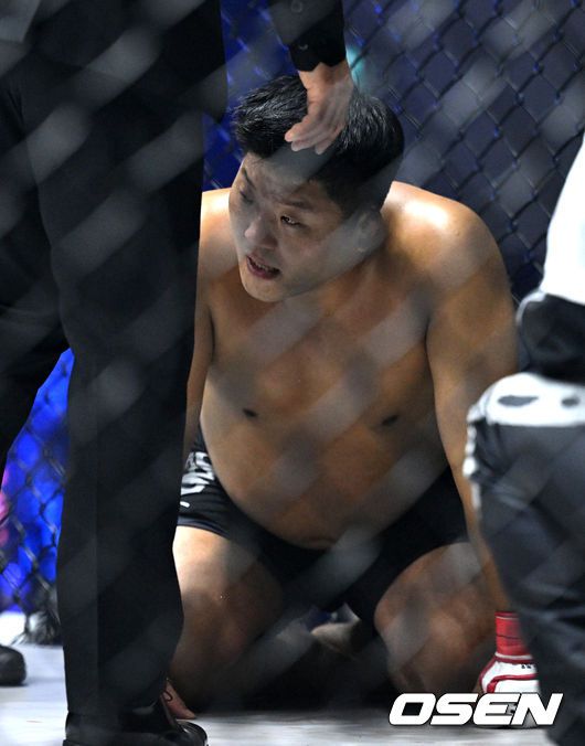 [OSEN=장충, 이대선 기자] -120kg 헤비급 권아솔과 세키노 타이세이가 경기를 펼치고 있다. 2025.03.16 /sunday@osen.co.kr