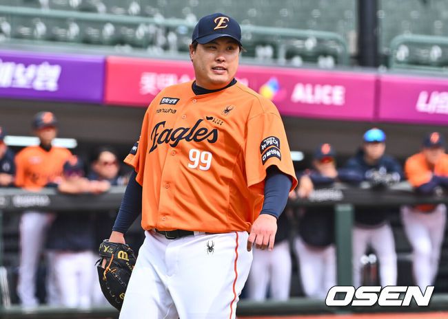 [OSEN=부산, 이석우 기자] 13일 부산 사직야구장에서 2025 신한 SOL 뱅크 KBO 리그 롯데 자이언츠와 한화 이글스의 시범경기가 열렸다. 홈팀 롯데는 데이비슨이 선발로 출전하고, 방문팀 한화는 류현진이 선발로 출전했다.한화 이글스 류현진이 3회말 무사 1루 롯데 자이언츠 박승욱의 투수 땅볼을 잡아 1루에 던졌으나 송구 실책이 되자 아쉬워하고 있다. 2025.03.13 / foto0307@osen.co.kr