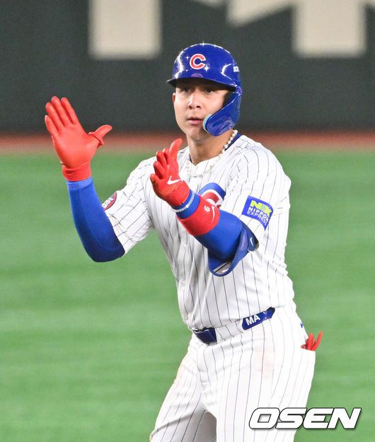 [OSEN=도쿄(일본), 박준형 기자] 18일 오후 일본 도쿄돔에서 메이저리그 공식 개막전 2025 도쿄시리즈 LA 다저스와 시카고 컵스의 경기가 진행됐다이번 도쿄시리즈가 기존 해외시리즈에 비해 더 큰 관심을 모으고 있는 것은 역시 LA 다저스와 시카고 컵스에 있는 일본 선수들 때문. LA 다저스에는 메이저리그 최고 슈퍼스타 오타니 쇼헤이를 비롯해 야마모토 요시노부와 사사키 로키가 있다. 또 시카고 컵스에는 이마나가 쇼타, 스즈키 세이야가 있다.   2회말 2사 시카고 컵스 아마야가 선취 1타저 적시 2루타를 날린뒤 세리머니를 하고 있다.    2025.03.18 / soul1014@osen.co.kr