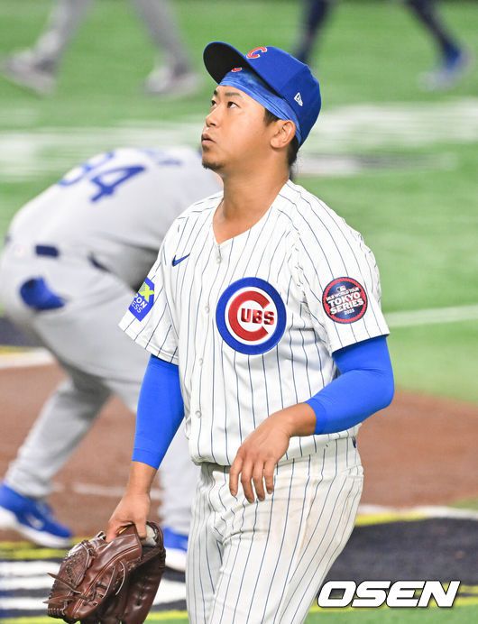 [OSEN=도쿄(일본), 박준형 기자] 18일 오후 일본 도쿄돔에서 메이저리그 공식 개막전 2025 도쿄시리즈 LA 다저스와 시카고 컵스의 경기가 진행됐다이번 도쿄시리즈가 기존 해외시리즈에 비해 더 큰 관심을 모으고 있는 것은 역시 LA 다저스와 시카고 컵스에 있는 일본 선수들 때문. LA 다저스에는 메이저리그 최고 슈퍼스타 오타니 쇼헤이를 비롯해 야마모토 요시노부와 사사키 로키가 있다. 또 시카고 컵스에는 이마나가 쇼타, 스즈키 세이야가 있다.   4회초 실점 위기를 넘긴 시카고 컵스 이마나가가 긴호흡을 내쉬며 더그아웃으로 들어가고 있다.      2025.03.18 / soul1014@osen.co.kr