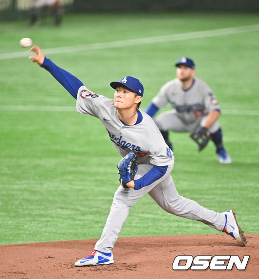 [OSEN=도쿄(일본), 박준형 기자] 18일 오후 일본 도쿄돔에서 메이저리그 공식 개막전 2025 도쿄시리즈 LA 다저스와 시카고 컵스의 경기가 진행됐다이번 도쿄시리즈가 기존 해외시리즈에 비해 더 큰 관심을 모으고 있는 것은 역시 LA 다저스와 시카고 컵스에 있는 일본 선수들 때문. LA 다저스에는 메이저리그 최고 슈퍼스타 오타니 쇼헤이를 비롯해 야마모토 요시노부와 사사키 로키가 있다. 또 시카고 컵스에는 이마나가 쇼타, 스즈키 세이야가 있다.   1회말 LA다저스 선발투수 야마모토가 역투하고 있다.   2025.03.18 / soul1014@osen.co.kr