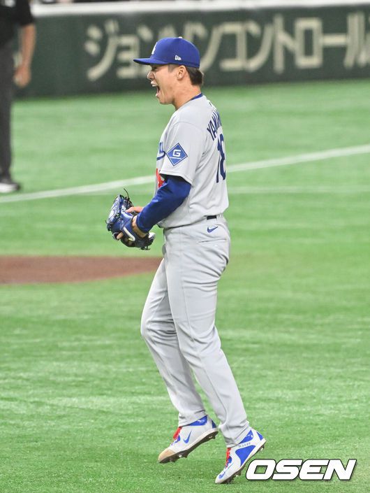 [OSEN=도쿄(일본), 박준형 기자] 18일 오후 일본 도쿄돔에서 메이저리그 공식 개막전 2025 도쿄시리즈 LA 다저스와 시카고 컵스의 경기가 진행됐다이번 도쿄시리즈가 기존 해외시리즈에 비해 더 큰 관심을 모으고 있는 것은 역시 LA 다저스와 시카고 컵스에 있는 일본 선수들 때문. LA 다저스에는 메이저리그 최고 슈퍼스타 오타니 쇼헤이를 비롯해 야마모토 요시노부와 사사키 로키가 있다. 또 시카고 컵스에는 이마나가 쇼타, 스즈키 세이야가 있다.   5회말 LA다저스 선발투수 야마모토가 시카고컵스 공격을 막은뒤 기뻐하고 있다.  2025.03.18 / soul1014@osen.co.kr