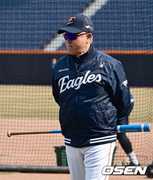 [OSEN=대전, 김성락 기자] 17일 오후 대전 중구 대전한화생명볼파크에서  2025 신한 SOL뱅크 KBO 리그 한화 이글스와 삼성 라이온즈의 시범 경기가 열렸다. 경기 시작에 앞서 한화 김경문 감독이 선수들의 훈련을 지켜보고 있다. 2025.03.17 / ksl0919@osen.co.kr