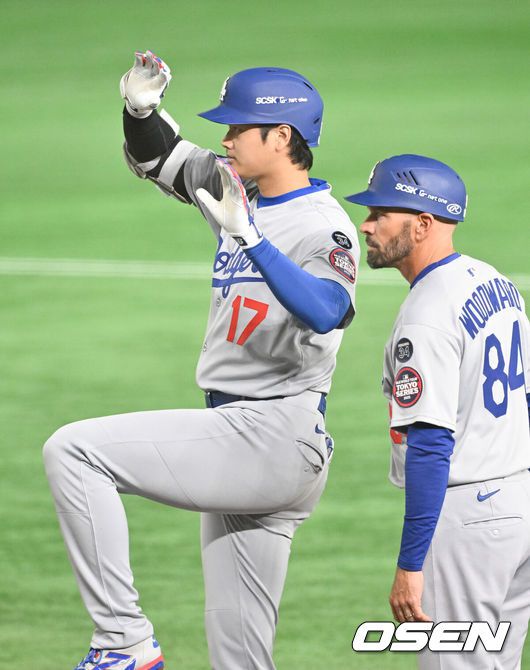 [OSEN=도쿄(일본), 박준형 기자] 18일 오후 일본 도쿄돔에서 메이저리그 공식 개막전 2025 도쿄시리즈 LA 다저스와 시카고 컵스의 경기가 진행됐다이번 도쿄시리즈가 기존 해외시리즈에 비해 더 큰 관심을 모으고 있는 것은 역시 LA 다저스와 시카고 컵스에 있는 일본 선수들 때문. LA 다저스에는 메이저리그 최고 슈퍼스타 오타니 쇼헤이를 비롯해 야마모토 요시노부와 사사키 로키가 있다. 또 시카고 컵스에는 이마나가 쇼타, 스즈키 세이야가 있다.   5회초 1사 1루 LA다저스 오타니가 안타를 날린뒤 세리머니를 하고 있다.  2025.03.18 / soul1014@osen.co.kr