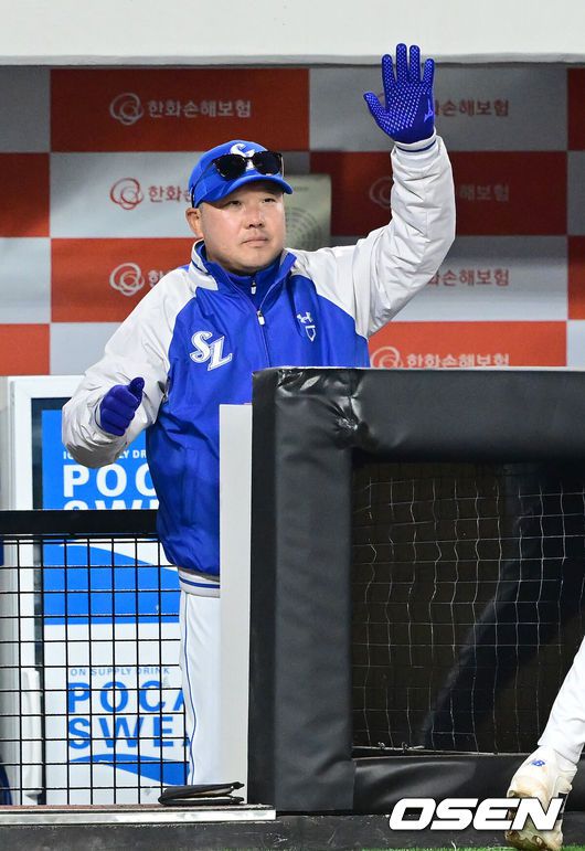 [OSEN=대전, 김성락 기자] 4회초 2사 1, 3루 삼성 이재현의 동점 1타점 적시타 때 박진만 감독이 기뻐하고 있다. 2025.03.17 / ksl0919@osen.co.kr
