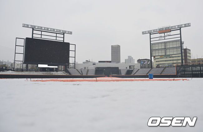 [OSEN=대전, 김성락 기자] 한파 콜드게임으로 끝난 데 이어 강설 취소가 결정됐다.18일 오후 1시 대전 한화생명볼파크에서 열릴 예정이었던 한화 이글스와 삼성 라이온즈의 2025 프로야구 시범경기 최종전이 강설 취소로 열리지 않았다. 폭설로 눈 쌓인 한화생명볼파크. 2025.03.18 / ksl0919@osen.co.kr