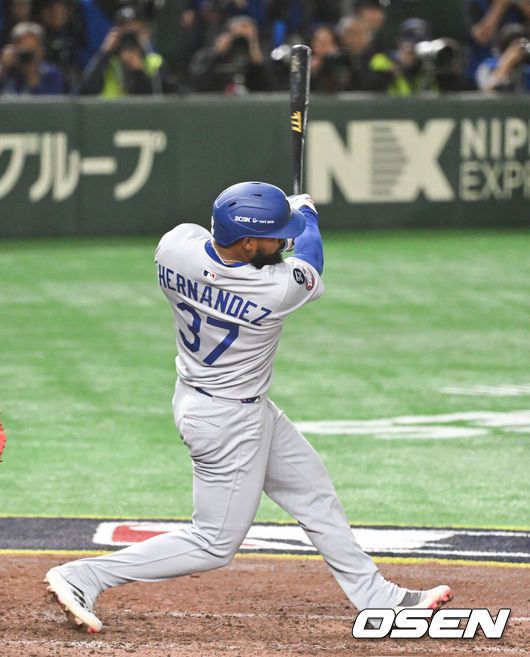 [OSEN=도쿄(일본), 박준형 기자] 18일 오후 일본 도쿄돔에서 메이저리그 공식 개막전 2025 도쿄시리즈 LA 다저스와 시카고 컵스의 경기가 진행됐다이번 도쿄시리즈가 기존 해외시리즈에 비해 더 큰 관심을 모으고 있는 것은 역시 LA 다저스와 시카고 컵스에 있는 일본 선수들 때문. LA 다저스에는 메이저리그 최고 슈퍼스타 오타니 쇼헤이를 비롯해 야마모토 요시노부와 사사키 로키가 있다. 또 시카고 컵스에는 이마나가 쇼타, 스즈키 세이야가 있다.   9회초 1사 3루 LA다저스 에르난데스가 1타점 적시타를 날리고 있다.   2025.03.18 / soul1014@osen.co.kr