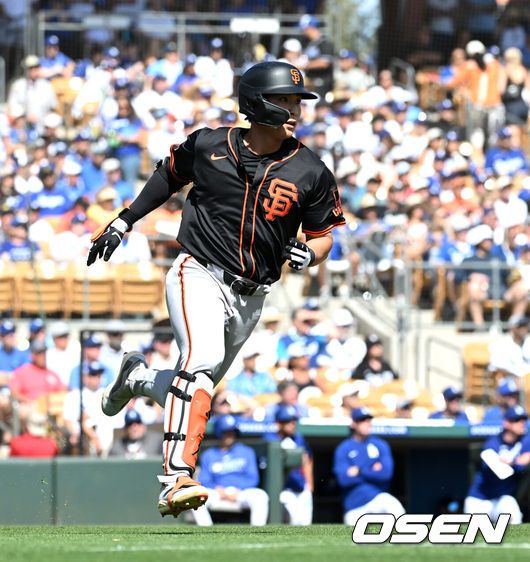 [OSEN=글렌데일(미국), 이대선 기자] '코리안 데이'였다.이정후(샌프란시스코 자이언츠)와 김혜성(LA 다저스)이 맞대결에서 나란히 맹활약했다. LA 다저스와 샌프란시스코 자이언츠는 2일(이하 한국시간) 미국 애리조나주 글렌데일의 캐멀백 랜치에서 2025 메이저리그 시범경기를 치렀다.이날 김혜성은 8번 유격수로,이정후는 3번 중견수로 각각 선발 출장했다. 이정후가 총알 2루타로 선제 타점을 올리자, 7푼 타율로 마음고생을 하던 김혜성은 시범경기 첫 홈런포를 터뜨렸다.1회초 1사 3루에서 샌프란시스코 자이언츠 이정후가 우전 적시 2루타를 치고 그라운드를 달리고 있다. 2025.03.02 / sunday@osen.co.kr
