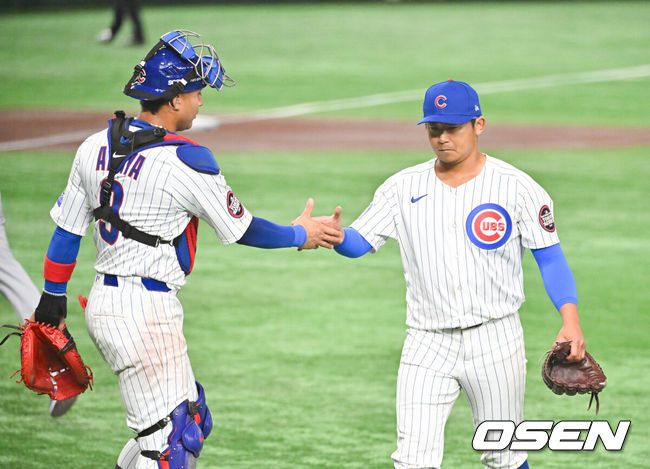 [OSEN=도쿄(일본), 박준형 기자] 18일 오후 일본 도쿄돔에서 메이저리그 공식 개막전 2025 도쿄시리즈 LA 다저스와 시카고 컵스의 경기가 진행됐다이번 도쿄시리즈가 기존 해외시리즈에 비해 더 큰 관심을 모으고 있는 것은 역시 LA 다저스와 시카고 컵스에 있는 일본 선수들 때문. LA 다저스에는 메이저리그 최고 슈퍼스타 오타니 쇼헤이를 비롯해 야마모토 요시노부와 사사키 로키가 있다. 또 시카고 컵스에는 이마나가 쇼타, 스즈키 세이야가 있다.   1회초 이닝종료후 시카고 컵스 선발투수 이마나가가 아마야 포수와 하이파이브하며 더그아웃으로 들어가고 있다. 2025.03.18 / soul1014@osen.co.kr