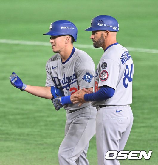 [OSEN=도쿄(일본), 박준형 기자] 18일 오후 일본 도쿄돔에서 메이저리그 공식 개막전 2025 도쿄시리즈 LA 다저스와 시카고 컵스의 경기가 진행됐다이번 도쿄시리즈가 기존 해외시리즈에 비해 더 큰 관심을 모으고 있는 것은 역시 LA 다저스와 시카고 컵스에 있는 일본 선수들 때문. LA 다저스에는 메이저리그 최고 슈퍼스타 오타니 쇼헤이를 비롯해 야마모토 요시노부와 사사키 로키가 있다. 또 시카고 컵스에는 이마나가 쇼타, 스즈키 세이야가 있다.   5회초 1사 1,3루 LA다저스 에드먼가 동점 1타점 적시타를 날린뒤 기뻐하고 있다. 2025.03.18 / soul1014@osen.co.kr