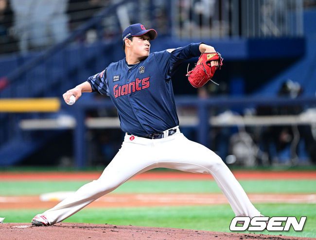 [OSEN=고척, 최규한 기자] 18일 오후 서울 고척스카이돔에서 ‘2025 신한 SOL Bank KBO리그’ 시범경기 키움 히어로즈와 롯데 자이언츠의 경기가 열렸다.홈팀 키움은 정현우, 방문팀 롯데는 나균안을 선발투수로 내세웠다.2회말 롯데 선발 나균안이 힘차게 공을 뿌리고 있다. 2025.03.18 / dreamer@osen.co.kr