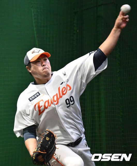 [OSEN=조은정 기자]한화 류현진이 불펜피칭을 하고 있다. 2025.02.23 /cej@osen.co.kr