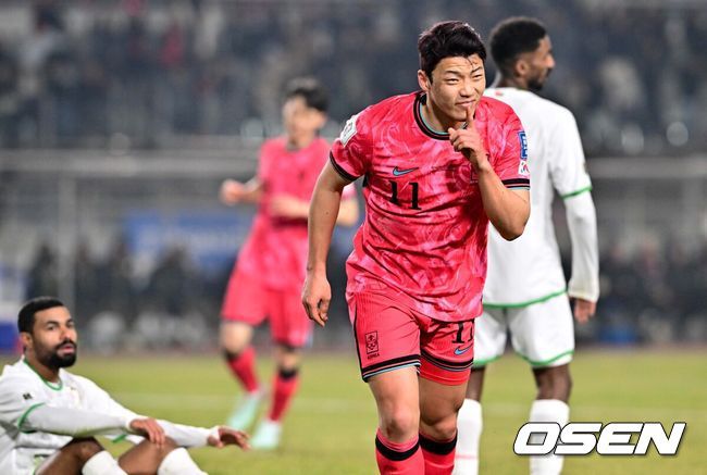 [OSEN=고양, 조은정 기자]20일 오후 경기도 고양종합운동장에서 2026 국제축구연맹(FIFA) 북중미 월드컵 아시아지역 3차 예선 B조 7차전 한국과 오만의 경기가 열렸다.승점 14점(4승 2무)으로 B조 1위를 유지하고 있는 한국이 오만전과 25일 예정된 요르단전에서 모두 승리해 승점 6점을 얻어낸다면,6월예정된이라크, 쿠웨이트와 경기 결과와 상관없이 11회 연속 월드컵 본선 진출을 확정 짓는다. 전반 한국 황희찬이 선제골을 세리머니를 하고 있다. 2025.03.20 /cej@osen.co.kr