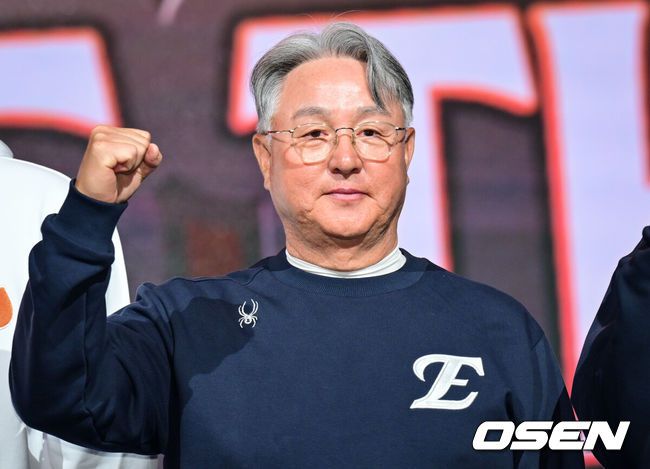 [OSEN=조은정 기자]’2025 신한 SOL Bank KBO 미디어데이 & 팬페스트’가 20일 서울 송파구 롯데호텔 월드에서 열렸다.  이번 행사에는 각 구단의 감독을 비롯해 KIA 나성범, 김도영, 삼성 구자욱, 강민호, LG 박해민, 홍창기, 두산 양의지, 김택연, KT 장성우, 강백호, SSG 김광현, 박성한, 롯데 전준우, 윤동희, 한화 채은성, 김서현, NC 박민우, 김형준, 키움 송성문, 이주형 등 KBO 리그 10개 구단 주장과 대표 선수가 참석한다.한화 김경문 감독이 포즈를 취하고 있다. 2025.03.20 /cej@osen.co.kr