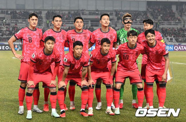 [OSEN=고양, 이대선 기자] 대한민국 대표팀이 홈에서 오만에 1-1로 비겼다.홍명보(56)감독이 이끄는 한국 축구 대표팀은 20일 오후 8시 고양종합운동장에서 열린 2026 국제축구연맹(FIFA) 북중미 월드컵 아시아지역 3차 예선 B조 7차전 오만과 맞대결을 치러 1-1로 비겼다.이로써 한국은 승점 15점(4승 3무)을 기록하며 B조 1위를 유지했다.경기에 앞서 한국 베스트 일레븐이 기념촬영을 하고 있다. 2025.03.20 /sunday@osen.co.kr