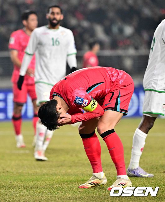 [OSEN=고양, 조은정 기자]20일 오후 경기도 고양종합운동장에서 2026 국제축구연맹(FIFA) 북중미 월드컵 아시아지역 3차 예선 B조 7차전 한국과 오만의 경기가 열렸다.승점 14점(4승 2무)으로 B조 1위를 유지하고 있는 한국이 오만전과 25일 예정된 요르단전에서 모두 승리해 승점 6점을 얻어낸다면,6월예정된이라크, 쿠웨이트와 경기 결과와 상관없이 11회 연속 월드컵 본선 진출을 확정 짓는다. 후반 한국 손흥민이 슛 찬스를 놓친 뒤 아쉬워하고 있다. 2025.03.20 /cej@osen.co.kr