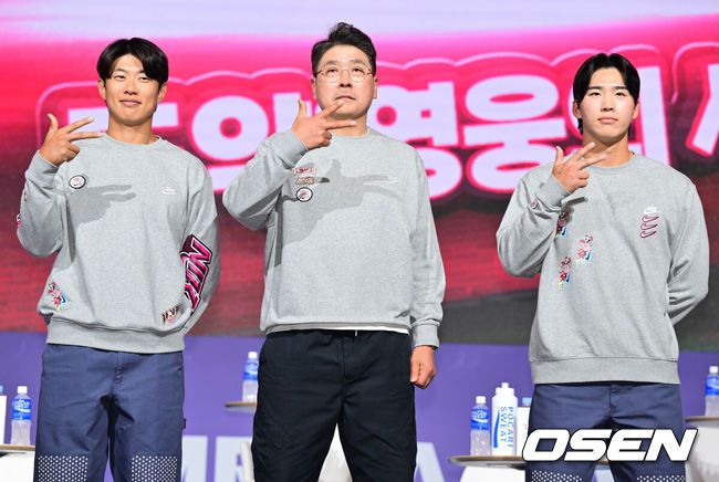 [OSEN=조은정 기자]’2025 신한 SOL Bank KBO 미디어데이 & 팬페스트’가 20일 서울 송파구 롯데호텔 월드에서 열렸다.  이번 행사에는 각 구단의 감독을 비롯해 KIA 나성범, 김도영, 삼성 구자욱, 강민호, LG 박해민, 홍창기, 두산 양의지, 김택연, KT 장성우, 강백호, SSG 김광현, 박성한, 롯데 전준우, 윤동희, 한화 채은성, 김서현, NC 박민우, 김형준, 키움 송성문, 이주형 등 KBO 리그 10개 구단 주장과 대표 선수가 참석한다.키움 송성문, 감독 홍원기, 이주형이 포즈를 취하고 있다. /cej@osen.co.kr