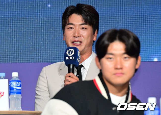 [OSEN=조은정 기자]’2025 신한 SOL Bank KBO 미디어데이 & 팬페스트’가 20일 서울 송파구 롯데호텔 월드에서 열렸다.  이번 행사에는 각 구단의 감독을 비롯해 KIA 나성범, 김도영, 삼성 구자욱, 강민호, LG 박해민, 홍창기, 두산 양의지, 김택연, KT 장성우, 강백호, SSG 김광현, 박성한, 롯데 전준우, 윤동희, 한화 채은성, 김서현, NC 박민우, 김형준, 키움 송성문, 이주형 등 KBO 리그 10개 구단 주장과 대표 선수가 참석한다.SSG 김광현이 인터뷰를 하고 있다. 2025.03.20 /cej@osen.co.kr