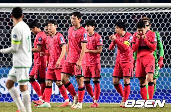 [OSEN=고양, 조은정 기자]20일 오후 경기도 고양종합운동장에서 2026 국제축구연맹(FIFA) 북중미 월드컵 아시아지역 3차 예선 B조 7차전 한국과 오만의 경기가 열렸다.승점 14점(4승 2무)으로 B조 1위를 유지하고 있는 한국이 오만전과 25일 예정된 요르단전에서 모두 승리해 승점 6점을 얻어낸다면,6월예정된이라크, 쿠웨이트와 경기 결과와 상관없이 11회 연속 월드컵 본선 진출을 확정 짓는다. 후반 한국 손흥민이 동점골을 허용한 뒤 대표팀을 격려하고 있다. 2025.03.20 /cej@osen.co.kr