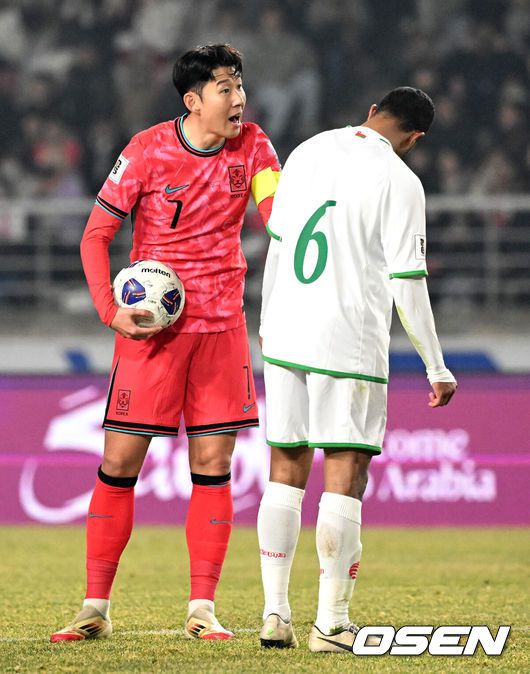[OSEN=고양, 이대선 기자] 대한민국 대표팀이 홈에서 오만에 1-1로 비겼다.홍명보(56)감독이 이끄는 한국 축구 대표팀은 20일 오후 8시 고양종합운동장에서 열린 2026 국제축구연맹(FIFA) 북중미 월드컵 아시아지역 3차 예선 B조 7차전 오만과 맞대결을 치러 1-1로 비겼다.이로써 한국은 승점 15점(4승 3무)을 기록하며 B조 1위를 유지했다.전반 한국 손흥민이 상대 선수의 프리킥 방해에 어필하고 있다. 2025.03.20 /sunday@osen.co.kr