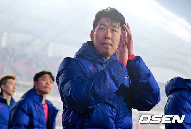 [OSEN=고양, 조은정 기자]대한민국 대표팀이 홈에서 오만에 1-1로 비겼다.홍명보(56)감독이 이끄는 한국 축구 대표팀은 20일 오후 8시 고양종합운동장에서 열린 2026 국제축구연맹(FIFA) 북중미 월드컵 아시아지역 3차 예선 B조 7차전 오만과 맞대결을 치러 1-1로 비겼다.손흥민을 비롯한 한국 대표팀이 관중들에게 인사를 하고 있다. 2025.03.20 /cej@osen.co.kr