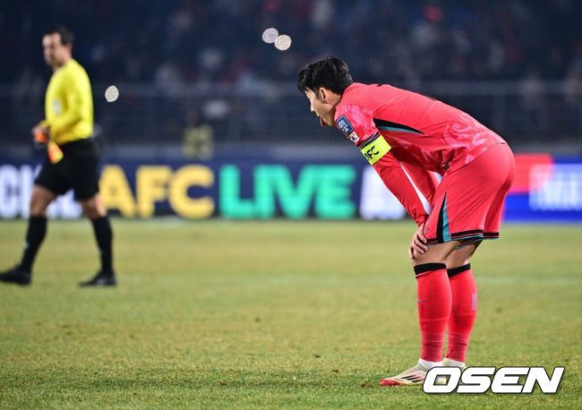 [OSEN=고양, 조은정 기자]대한민국 대표팀이 홈에서 오만에 1-1로 비겼다.홍명보(56)감독이 이끄는 한국 축구 대표팀은 20일 오후 8시 고양종합운동장에서 열린 2026 국제축구연맹(FIFA) 북중미 월드컵 아시아지역 3차 예선 B조 7차전 오만과 맞대결을 치러 1-1로 비겼다.손흥민이 무승부에 아쉬워하고 있다. 2025.03.20 /cej@osen.co.kr
