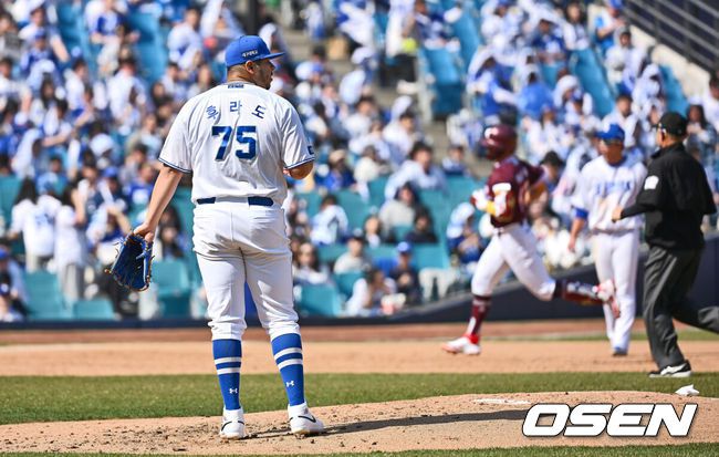 [OSEN=대구, 이석우 기자] 22일 대구삼성라이온즈파크에서 2025 신한 SOL 뱅크 KBO 리그 삼성 라이온즈와 키움 히어로즈의 경기가 열렸다. 홈팀 삼성은 후라도가 방문팀 키움은 로젠버그가 선발 출전했다. 삼성 라이온즈 선발 투수 후라도가 키움 히어로즈 여동욱에게 2회초 좌월 솔로 홈런을 맞고 아쉬워하고 있다. 2025.03.22 / foto0307@osen.co.kr
