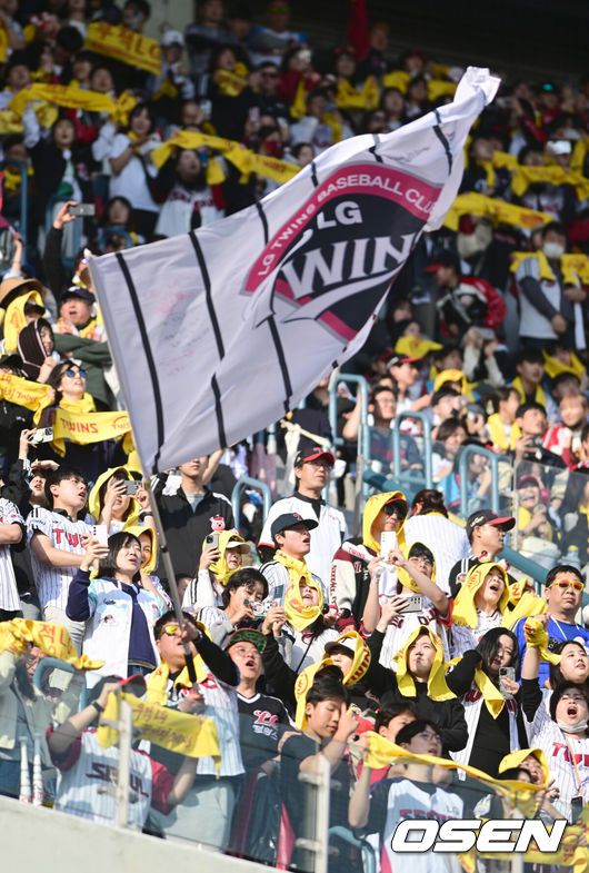 [OSEN=잠실, 김성락 기자] 22일 서울 잠실야구장에서 2025 신한 SOL Bank KBO리그 LG 트윈스와 롯데 자이언츠의 개막전이 열렸다.홈팀인 LG 트윈스는 새 외인 치리노스를 선발로, 원정팀 롯데 자이언츠는 반즈를 선발로 내세웠다.경기장을 방문한 관중들이 열띤 응원을 펼치고 있다. 2025.03.22 / ksl0919@osen.co.kr