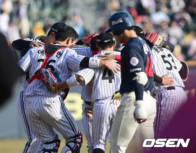 [OSEN=잠실, 김성락 기자]  프로야구 LG 트윈스가 롯데 자이언츠와 개막전에서 승리를 거뒀다.LG는22일 서울 잠실구장에서 열린 롯데와 2025 KBO리그 개막전에서 12-2로 크게 승리했다. 승리가 확정된 순간 엘지 선수들이 기쁨을 나누고 있다. 2025.03.22 / ksl0919@osen.co.kr