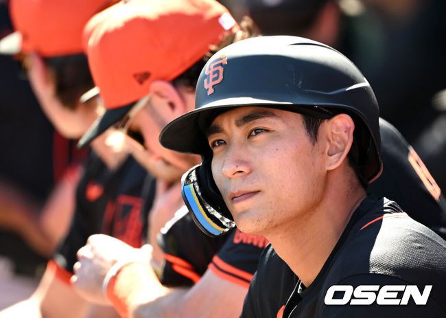 [OSEN=애리조나(미국), 이대선 기자] 샌프란시스코 자이언츠 이정후가 2025 메이저리그 시범경기 첫 경기 첫 타석에서 안타를 때려냈다. 지난해 5월 어깨 부상으로 수술을 받고 시즌을 끝낸 이정후는 290일 만에 출장한 경기에서 시원한 안타를 신고했다. 이정후는 23일(한국시간) 미국 애리조나주 서프라이즈의 서프라이즈 스타디움에서 열린 텍사스 레인저스와 시범경기에 3번 중견수로 선발 출장해 3타수 1안타 1삼진을 기록했다.샌프란시스코 자이언츠 이정후가 더그아웃에서 미소를 짓고 있다. 2025.02.23 / sunday@osen.co.kr