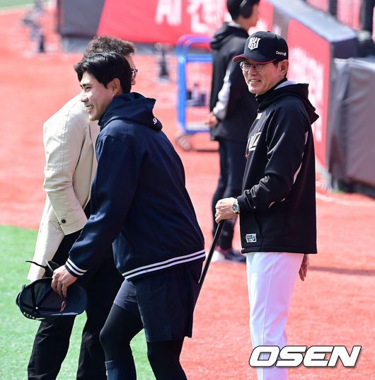 [OSEN=수원, 박준형 기자] 22일 수원KT위즈파크에서 ‘2025 신한 SOL BANK KBO리그’ KT 위즈와 한화 이글스의 개막경기가 진행됐다.이날 홈팀 KT는 헤이수스를, 어웨이팀 한화는 폰세를 선발투수로 내세웠다. 경기 앞두고 한화로 이적한 심우준이 이강철 감독에게 인사를 하고 있다.   2025.03.22 / soul1014@osen.co.kr