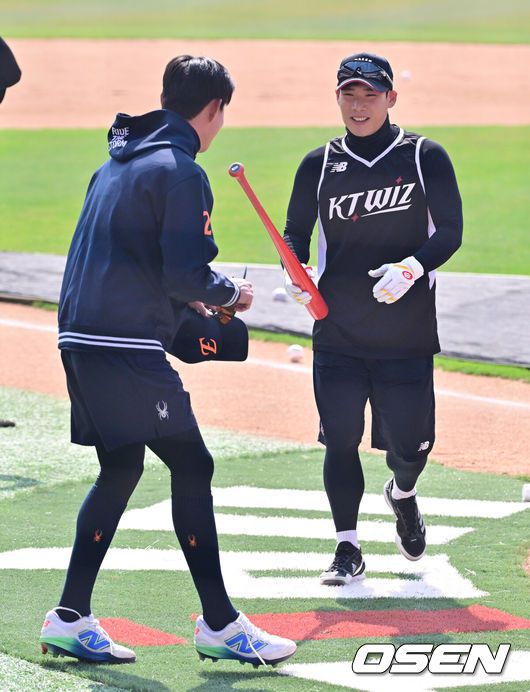 [OSEN=수원, 박준형 기자] 22일 수원KT위즈파크에서 ‘2025 신한 SOL BANK KBO리그’ KT 위즈와 한화 이글스의 개막경기가 진행됐다.이날 홈팀 KT는 헤이수스를, 어웨이팀 한화는 폰세를 선발투수로 내세웠다. 경기 앞두고 KT 송민섭이 한화 심우준에게 장난을 치고 있다   2025.03.22 /