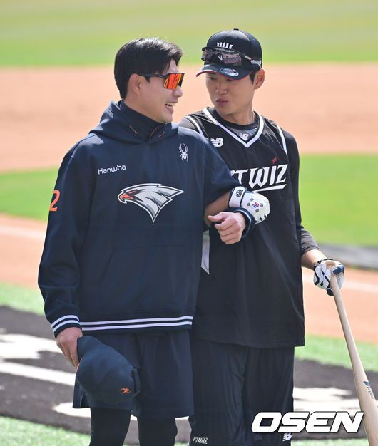 [OSEN=수원, 박준형 기자] 22일 수원KT위즈파크에서 ‘2025 신한 SOL BANK KBO리그’ KT 위즈와 한화 이글스의 개막경기가 진행됐다.이날 홈팀 KT는 헤이수스를, 어웨이팀 한화는 폰세를 선발투수로 내세웠다. 경기 앞두고 한화로 이적한 심우준이 미소 짓고 있다  2025.03.22 / soul1014@osen.co.kr