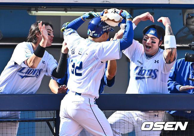 [OSEN=대구, 이석우 기자] 22일 대구삼성라이온즈파크에서 2025 신한 SOL 뱅크 KBO 리그 삼성 라이온즈와 키움 히어로즈의 경기가 열렸다. 홈팀 삼성은 후라도가 방문팀 키움은 로젠버그가 선발 출전했다. 삼성 라이온즈 김헌곤이 2회말 1사 좌월 솔로 홈런을 치고 축하를 받고 있다. 2025.03.22 / foto0307@osen.co.kr