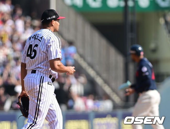 [OSEN=잠실, 김성락 기자] 22일 서울 잠실야구장에서 2025 신한 SOL Bank KBO리그 LG 트윈스와 롯데 자이언츠의 개막전이 열렸다.홈팀인 LG 트윈스는 새 외인 치리노스를 선발로, 원정팀 롯데 자이언츠는 반즈를 선발로 내세웠다.4회초 1사 1, 2루 LG 치리노스가 롯데 전준우에게 볼넷을 허용, 만루위기를 맞고 있다. 2025.03.22 / ksl0919@osen.co.kr