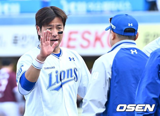 [OSEN=대구, 이석우 기자] 22일 대구삼성라이온즈파크에서 2025 신한 SOL 뱅크 KBO 리그 삼성 라이온즈와 키움 히어로즈의 경기가 열렸다. 홈팀 삼성은 후라도가 방문팀 키움은 로젠버그가 선발 출전했다. 삼성 라이온즈 강민호가 13-5 대승한 후 박진만 감독과 하이파이브를 하고 있다. 2025.03.22 / foto0307@osen.co.kr
