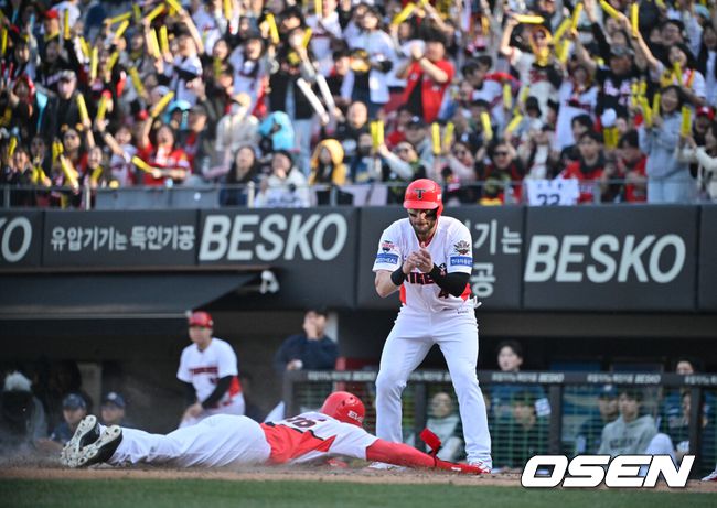 [OSEN=광주, 조은정 기자]22일 광주KIA챔피언스필드에서 2025 신한 SOL Bank KBO리그 KIA 타이거즈와 NC 다이노스의 개막전이 열렸다.홈팀이자 디펜딩 챔피언 KIA는 에이스 제임스 네일을 출격, 원정팀 NC는 새 외국인 투수 로건 앨런을 선발로 내세웠다.8회말 1사 2,3루 KIA 김선빈의 2타점 적시타에 득점을 올린 위즈덤이 박재현을 맞이하고 있다. 2025.03.22 /cej@osen.co.kr