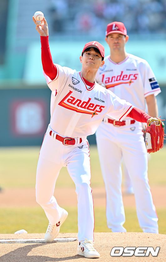 [OSEN=인천, 민경훈 기자] 22일 인천 SSG랜더스필드에서 ‘2025 신한 SOL BANK KBO리그’ SSG 랜더스와 두산 베어스의 개막경기가 열렸다.이날 홈팀 SSG은 앤더슨을, 어웨이팀 두산은 콜어빈을 선발투수로 내세웠다.경기 전 샤이니 민호가 시구를 하고 있다. 2025.03.22 / rumi@osen.co.kr