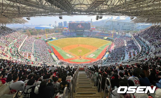 [OSEN=인천, 민경훈 기자] 22일 인천 SSG랜더스필드에서 ‘2025 신한 SOL BANK KBO리그’ SSG 랜더스와 두산 베어스의 개막경기가 열렸다.이날 홈팀 SSG은 앤더슨을, 어웨이팀 두산은 콜어빈을 선발투수로 내세웠다.만원 야구 팬들이 응원을 하고 있다. 2025.03.22 / rumi@osen.co.kr