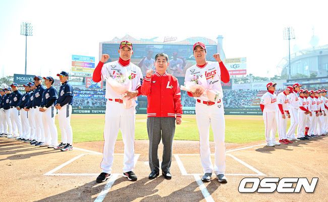 [OSEN=인천, 민경훈 기자] 22일 인천 SSG랜더스필드에서 ‘2025 신한 SOL BANK KBO리그’ SSG 랜더스와 두산 베어스의 개막경기가 열렸다.이날 홈팀 SSG은 앤더슨을, 어웨이팀 두산은 콜어빈을 선발투수로 내세웠다.경기 앞두고 SSG 이숭용 감독과 주장 김광현이 정해권 인천광역시의회 의장과 함께 포토타임을 갖고 있다. 2025.03.22 / rumi@osen.co.kr