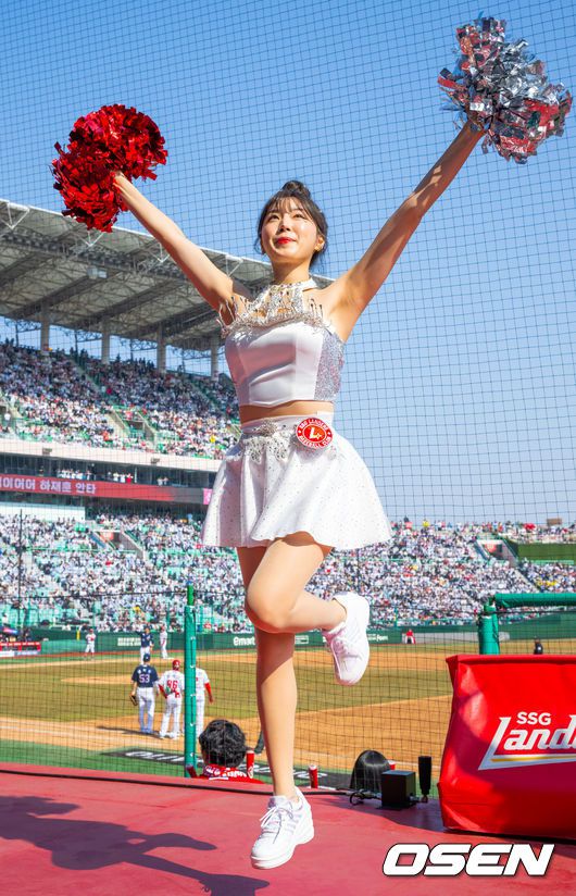 [OSEN=인천, 민경훈 기자] 22일 인천 SSG랜더스필드에서 ‘2025 신한 SOL BANK KBO리그’ SSG 랜더스와 두산 베어스의 개막경기가 열렸다.이날 홈팀 SSG은 앤더슨을, 어웨이팀 두산은 콜어빈을 선발투수로 내세웠다.SSG 안지현 치어리더가 공연을 펼치고 있다. 2025.03.22 / rumi@osen.co.kr