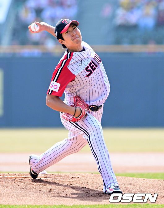 [OSEN=잠실, 지형준 기자] 23일 오후 서울 잠실야구장에서 2025 신한 SOL Bank KBO리그 LG 트윈스와 롯데 자이언츠의 경기가 열렸다.이날 LG는 손주영, 롯데는 박세웅을 선발로 내세웠다.1회초 LG 손주영이 역투하고 있다. 2025.03.23 / jpnews@osen.co.kr