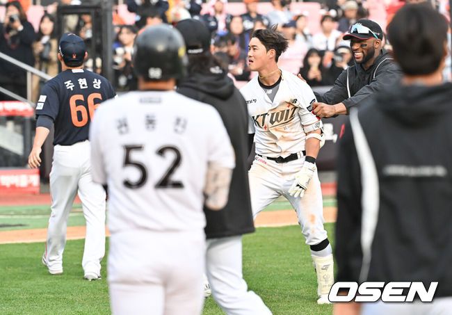 [OSEN=수원, 박준형 기자] 역시 끝내주는 사나이는 달랐다.프로야구 KT 위즈는 23일 수원KT위즈파크에서 열린 2025 신한 SOL뱅크 KBO리그 한화 이글스와의 시즌 2차전에서 연장 11회 접전 끝 5-4 끝내기승리를 거뒀다.연장11회말 KT 배정대가 끝내기 안타를 날리고 기뻐하고 있다.    2025.03.23 / soul1014@osen.co.kr