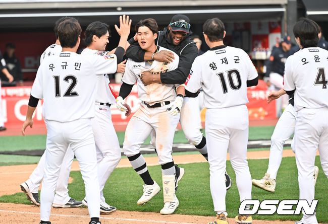 [OSEN=수원, 박준형 기자] 역시 끝내주는 사나이는 달랐다.프로야구 KT 위즈는 23일 수원KT위즈파크에서 열린 2025 신한 SOL뱅크 KBO리그 한화 이글스와의 시즌 2차전에서 연장 11회 접전 끝 5-4 끝내기승리를 거뒀다.연장11회말 끝내기 안타를 날린 KT 배정대가 동료들과 기뻐하고 있다.    2025.03.23 / soul1014@osen.co.kr