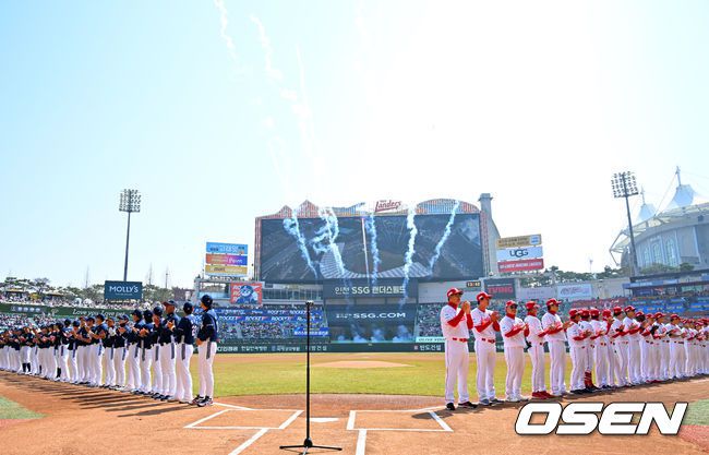 [OSEN=인천, 민경훈 기자] 22일 인천 SSG랜더스필드에서 ‘2025 신한 SOL BANK KBO리그’ SSG 랜더스와 두산 베어스의 개막경기가 열렸다.이날 홈팀 SSG은 앤더슨을, 어웨이팀 두산은 콜어빈을 선발투수로 내세웠다.경기 전 식전 행사가 진행되고 있다. 2025.03.22 / rumi@osen.co.kr