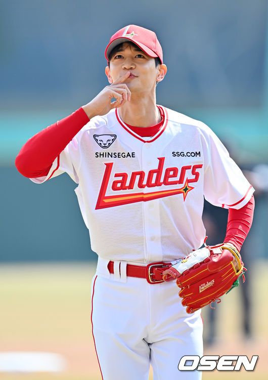 [OSEN=인천, 민경훈 기자] 22일 인천 SSG랜더스필드에서 ‘2025 신한 SOL BANK KBO리그’ SSG 랜더스와 두산 베어스의 개막경기가 열렸다.이날 홈팀 SSG은 앤더슨을, 어웨이팀 두산은 콜어빈을 선발투수로 내세웠다.경기 전 샤이니 민호가 시구를 하고 있다. 2025.03.22 / rumi@osen.co.kr